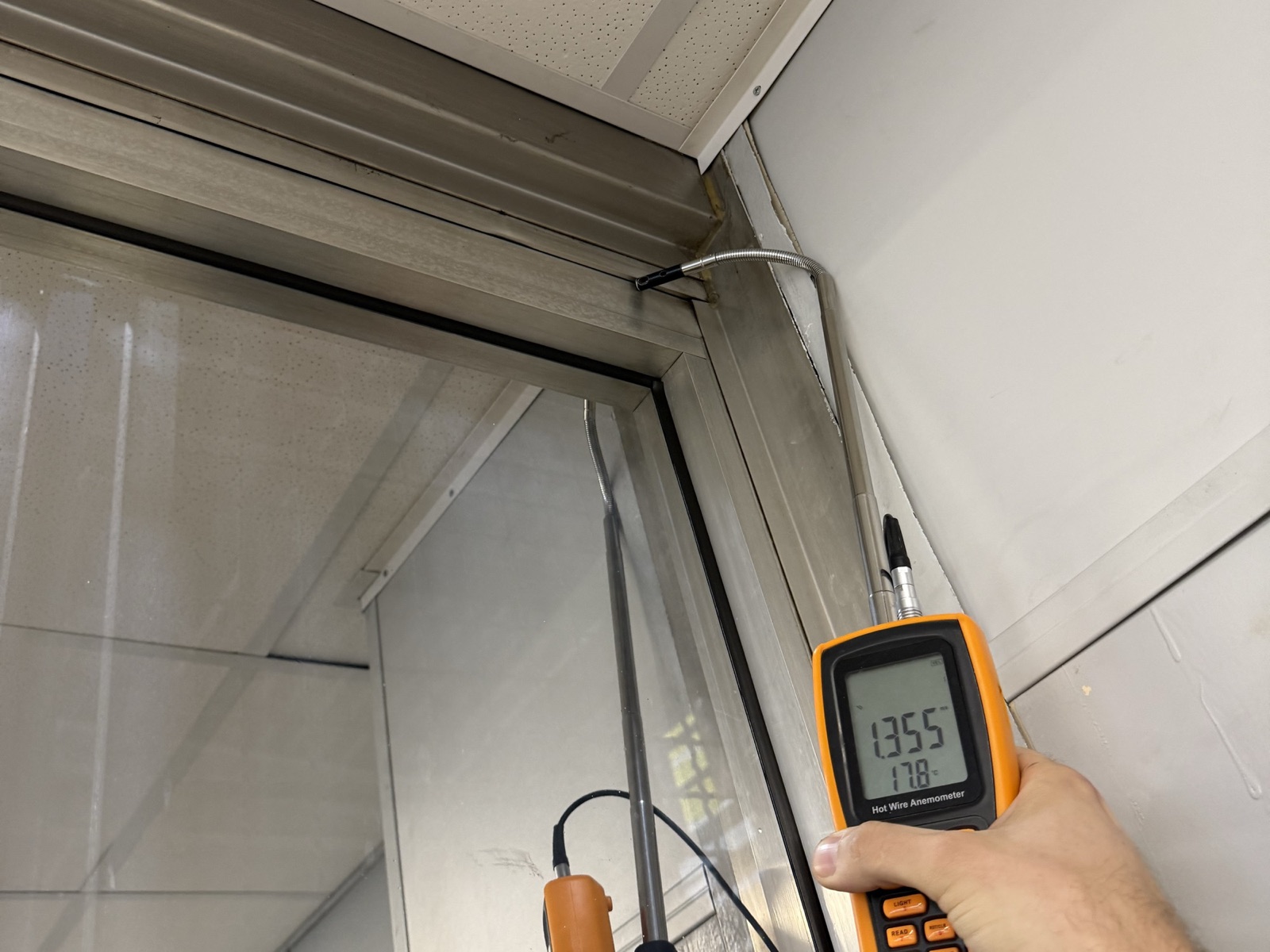 Leckageortung mit Hitzdraht-Anemometer am Fensteranschluss