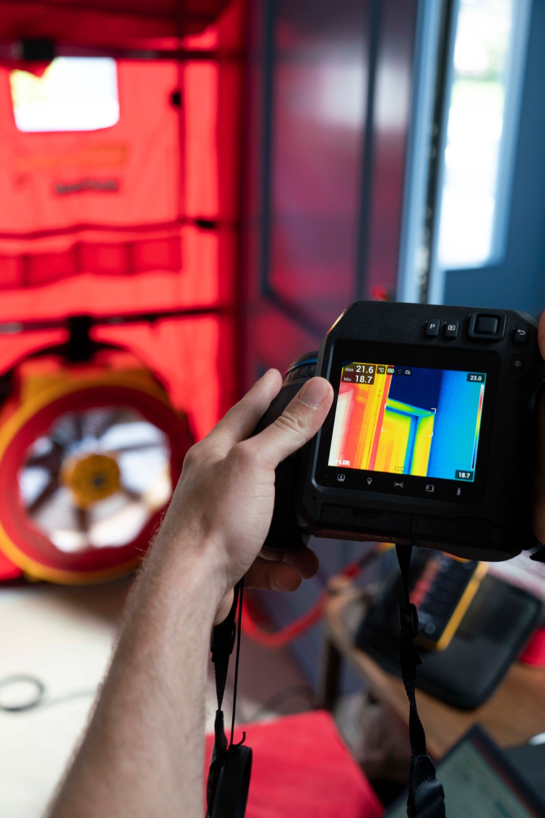Thermografie und Leckageortung während der Blower-Door-Messung