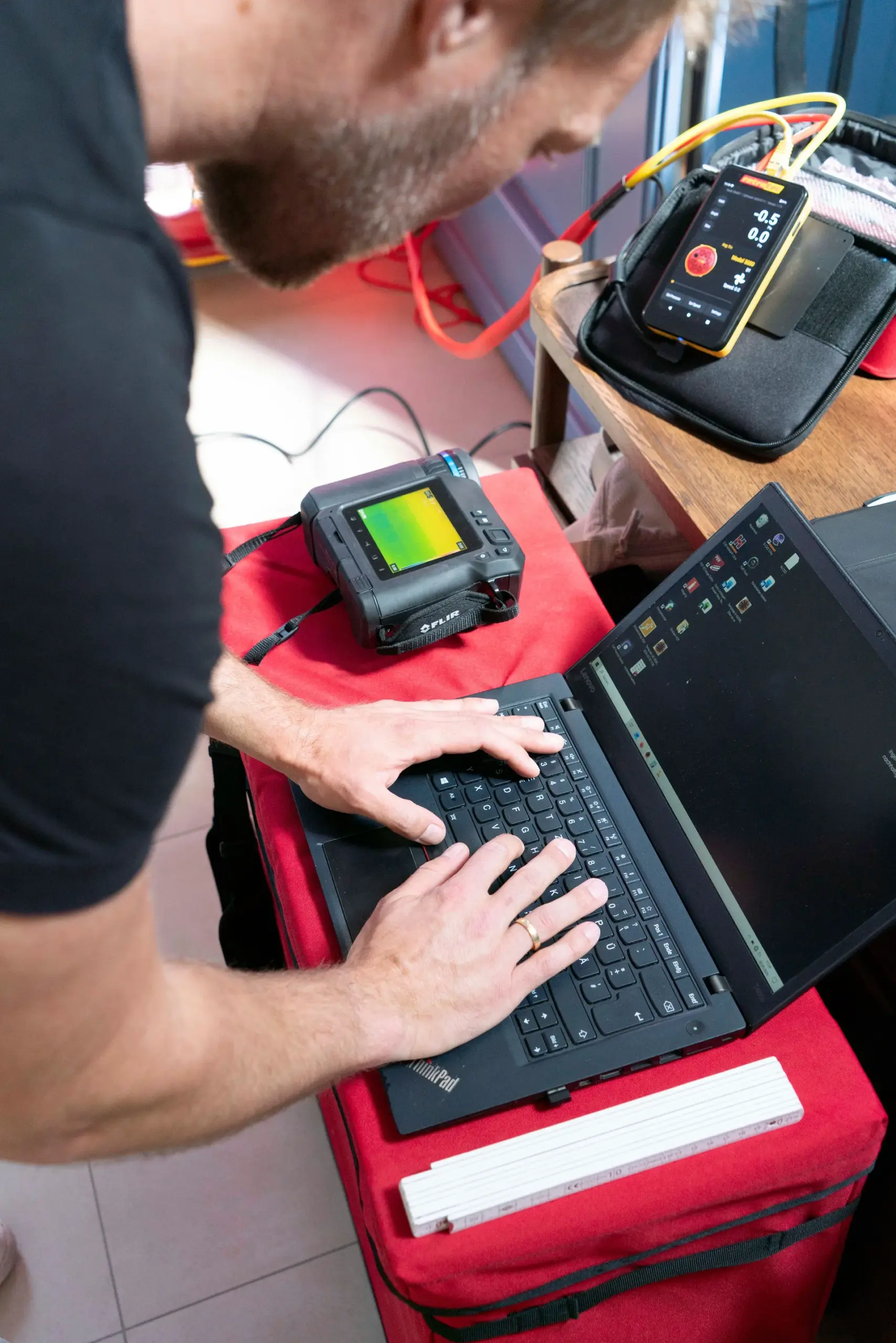 Thermografiekamera und Blower-Door-Messung im Einsatz